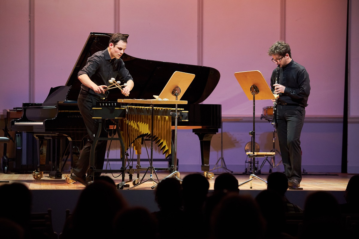 Ein Student spielt Vibraphon, ein anderer Student steht daneben und spielt Klarinette