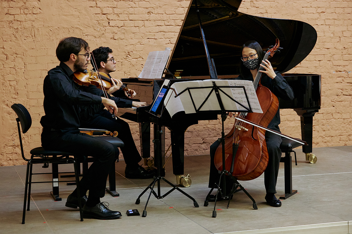 Trio auf der Bühne des Galakutschen-Saals