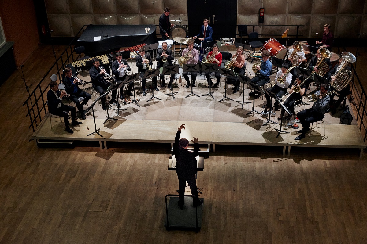 Das Ensemble spielt auf der Bühnes des Krönungskutschen-Saals