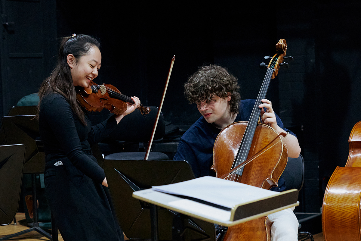 Geigerin und Cellist spielen auf ihren Instrumenten