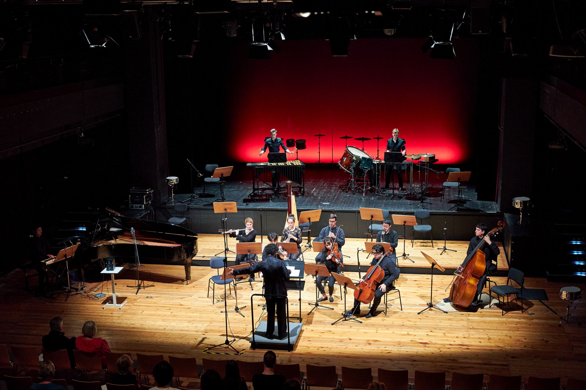 Ensemble konzertierend auf der Bühne