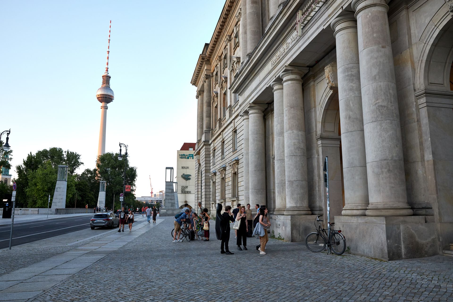 Das Hochschulgebäude der Hanns Eisler im Vordergrund im Hintergrund Berliner Fernsehturm