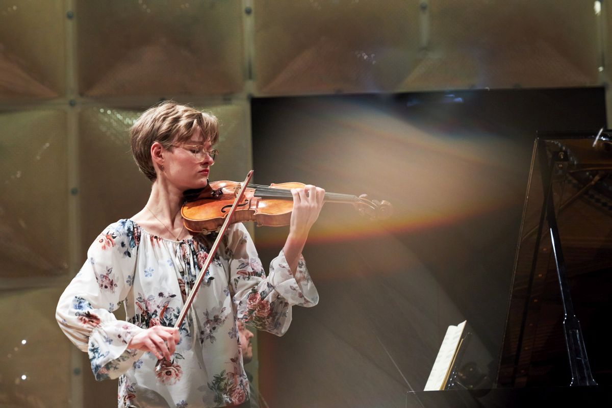 Eine Studentin spielt Geige