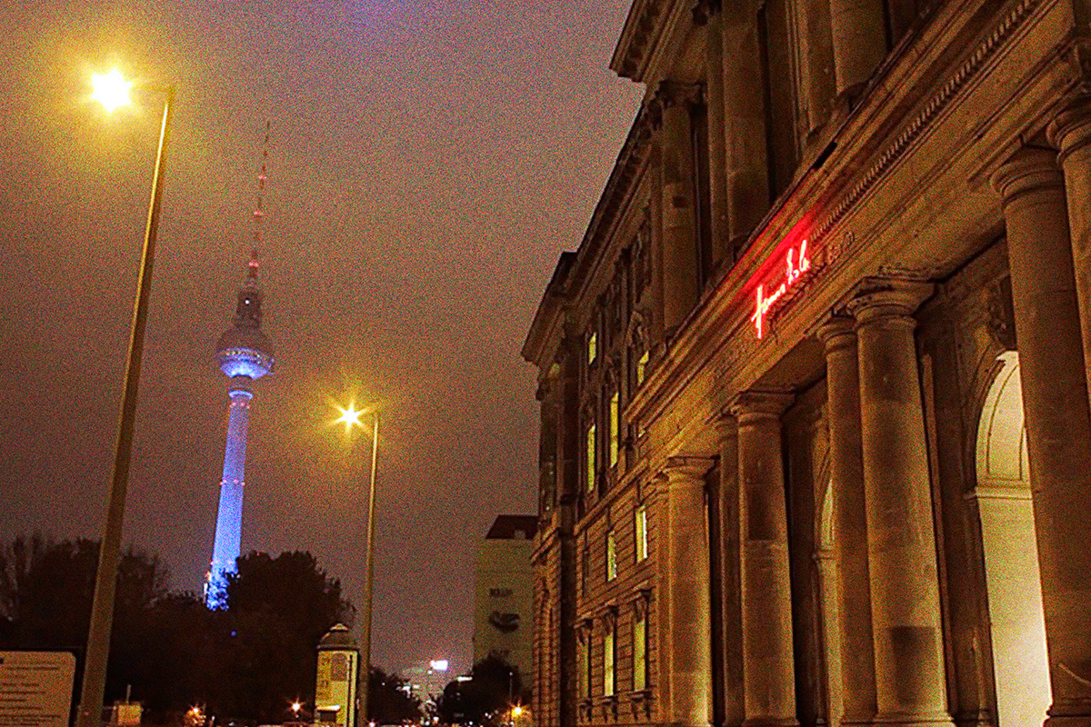 Fassade Neuer Marstall am Schloßplatz und Fernsehturm bei Nacht