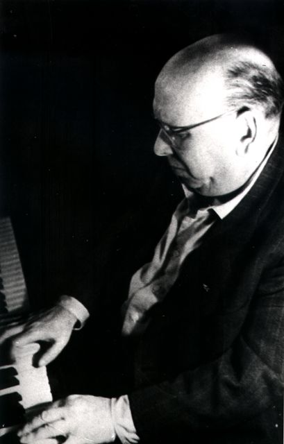 Hanns Eisler am Klavier